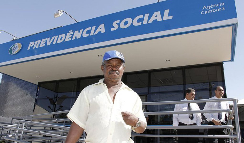 Reforma da Previdência que o governo Michel Temer pretende enviar ao Congresso estabelece idade mínima de 65 anos para homens e mulheres se aposentarem; um dos obstáculos da reforma do sistema previdenciário será lidar com a disparidade entre as expectativas de vida no país; enquanto a esperança de vida dos catarinenses é 79 anos, para os maranhenses é 70,6 anos; em 19 municípios do País, a expectativa de vida é igual à idade mínima para aposentar; leia reportagem especial da Agência Brasil (Foto: Aquiles Lins) Reforma da Previdência que o governo Michel Temer pretende enviar ao Congresso estabelece idade mínima de 65 anos para homens e mulheres se aposentarem; um dos obstáculos da reforma do sistema previdenciário será lidar com a disparidade entre as expectativas de vida no país; enquanto a esperança de vida dos catarinenses é 79 anos, para os maranhenses é 70,6 anos; em 19 municípios do País, a expectativa de vida é igual à idade mínima para aposentar; leia reportagem especial da Agência Brasil