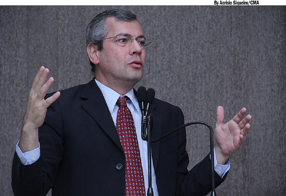 O vereador Iran Barbosa (PT) acionou a Justiça para poder garantir a discussão e possível revogação do reajuste referente aos salários dos membros da Câmara de Aracaju na próxima legislatura (2017 a 2020); segundo o parlamentar, foi dada entrada a um mandado de segurança para poder assegurar a tramitação regular das proposituras, conforme determina o regimento interno da Casa Legislativa Municipal; Iran afirmou que apresentou a ação na última quinta-feira, dia 24, após insistir no pedido de informações sobre o processo de tramitação e descobrir que os projetos com pedido de revogação de salário estavam parados na mesa do presidente da Câmara (Foto: Valter Lima) O vereador Iran Barbosa (PT) acionou a Justiça para poder garantir a discussão e possível revogação do reajuste referente aos salários dos membros da Câmara de Aracaju na próxima legislatura (2017 a 2020); segundo o parlamentar, foi dada entrada a um mandado de segurança para poder assegurar a tramitação regular das proposituras, conforme determina o regimento interno da Casa Legislativa Municipal; Iran afirmou que apresentou a ação na última quinta-feira, dia 24, após insistir no pedido de informações sobre o processo de tramitação e descobrir que os projetos com pedido de revogação de salário estavam parados na mesa do presidente da Câmara