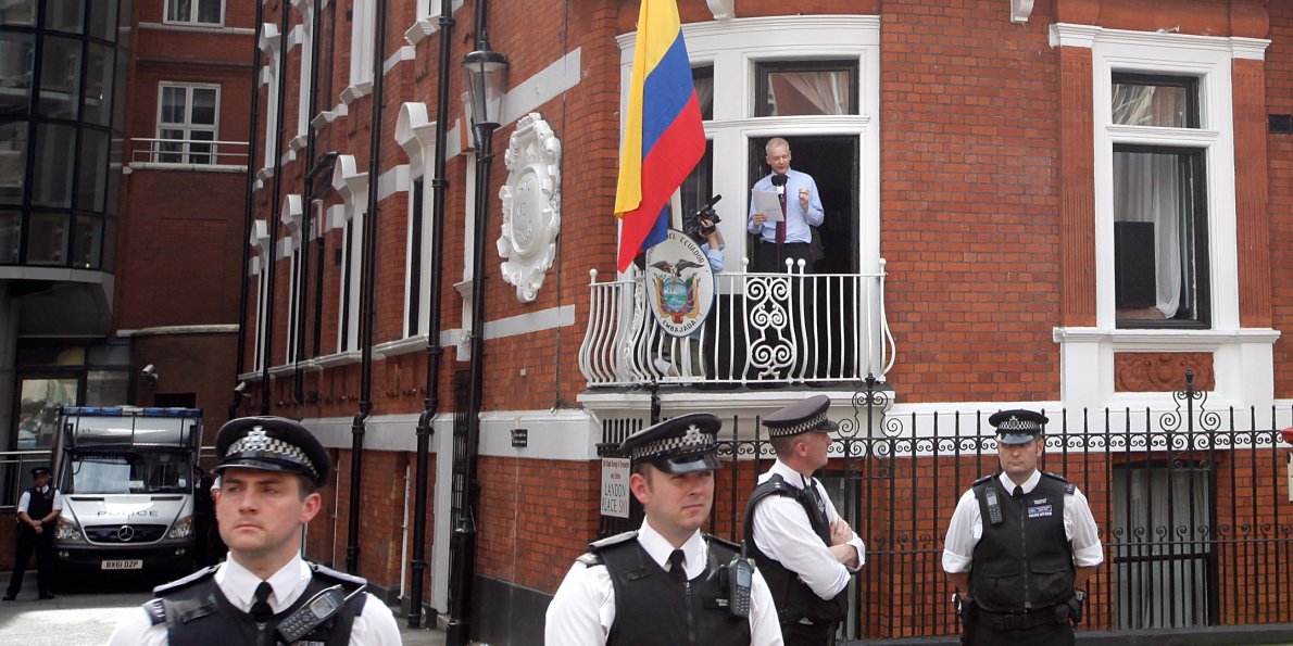 Fundador do site WikiLeaks foi interrogado por procuradores nesta segunda-feira, 14, na embaixada do Equador em Londres, onde está abrigado há quatro anos, por conta de acusação de estupro em 2010; procuradora-geral sueca Ingrid Isgren foi à embaixada para questionar Assange por intermédio de um procurador equatoriano a respeito das alegações, negadas pelo acusado; Assange, que enfureceu os Estados Unidos ao publicar centenas de milhares de despachos diplomáticos secretos norte-americanos, refugiou-se na embaixada em agosto de 2012 para evitar sua extradição para a Suécia (Foto: Aquiles Lins) Fundador do site WikiLeaks foi interrogado por procuradores nesta segunda-feira, 14, na embaixada do Equador em Londres, onde está abrigado há quatro anos, por conta de acusação de estupro em 2010; procuradora-geral sueca Ingrid Isgren foi à embaixada para questionar Assange por intermédio de um procurador equatoriano a respeito das alegações, negadas pelo acusado; Assange, que enfureceu os Estados Unidos ao publicar centenas de milhares de despachos diplomáticos secretos norte-americanos, refugiou-se na embaixada em agosto de 2012 para evitar sua extradição para a Suécia