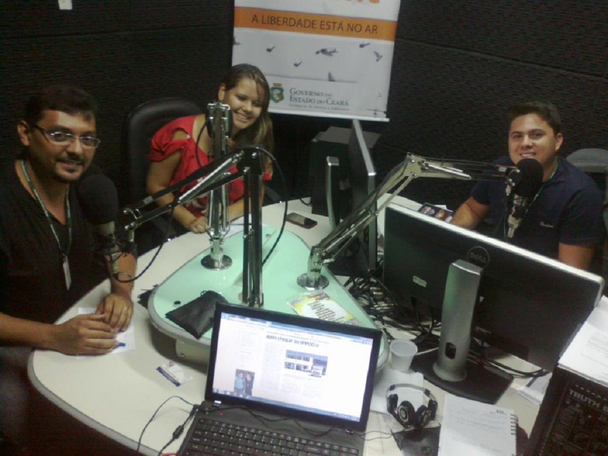 A Rádio Livre, experiência da Secretaria da Justiça e Cidadania do Estado, que leva música e informação a internos do sistema prisional, foi uma das vencedoras da 22ª edição do Prêmio Direitos Humanos, da Presidência da República. O projeto cearense foi o vencedor da categoria "Comunicação e Direitos Humanos" (Foto: Fatima 247) A Rádio Livre, experiência da Secretaria da Justiça e Cidadania do Estado, que leva música e informação a internos do sistema prisional, foi uma das vencedoras da 22ª edição do Prêmio Direitos Humanos, da Presidência da República. O projeto cearense foi o vencedor da categoria "Comunicação e Direitos Humanos"