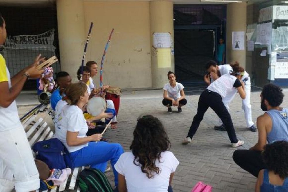 Cinco prédios do campus da Universidade Federal de Pernambuco (UFPE) continuaram ocupados no campus do Recife e o Enem foi adiado para os candidatos que fariam prova nesses locais; mesmo assim, as manifestações conviveram neste sábado com o clima do exame, já que em outros prédios – alguns, inclusive, vizinhos ou bem próximos dos locais ocupados – a prova foi aplicada normalmente; na porta dos prédios ocupados, funcionários do Enem que iriam aplicar as provas foram escalados para informar estudantes desavisados sobre o adiamento (Foto: Romulo Faro) Cinco prédios do campus da Universidade Federal de Pernambuco (UFPE) continuaram ocupados no campus do Recife e o Enem foi adiado para os candidatos que fariam prova nesses locais; mesmo assim, as manifestações conviveram neste sábado com o clima do exame, já que em outros prédios – alguns, inclusive, vizinhos ou bem próximos dos locais ocupados – a prova foi aplicada normalmente; na porta dos prédios ocupados, funcionários do Enem que iriam aplicar as provas foram escalados para informar estudantes desavisados sobre o adiamento