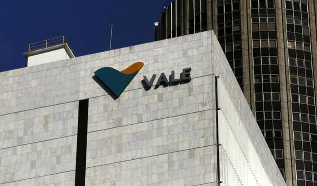 A Vale, maior produtora global de minério de ferro, anunciou nesta quinta-feira um lucro líquido de R$ 3,5 bilhões, queda de 30 por cento na comparação com o mesmo período do ano passado, impactado principalmente por uma provisão anunciada na véspera de R$ 3,7 bilhões relacionada ao rompimento de uma barragem da Samarco (Foto: Leonardo Attuch) A Vale, maior produtora global de minério de ferro, anunciou nesta quinta-feira um lucro líquido de R$ 3,5 bilhões, queda de 30 por cento na comparação com o mesmo período do ano passado, impactado principalmente por uma provisão anunciada na véspera de R$ 3,7 bilhões relacionada ao rompimento de uma barragem da Samarco