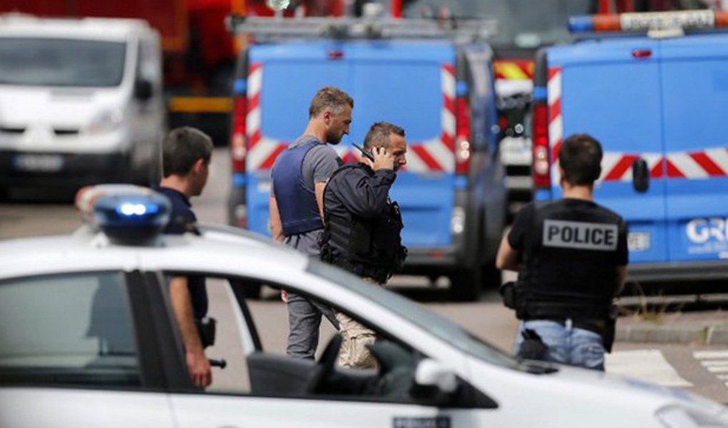 Grupo extremista assumiu a autoria do atentado ocorrido em uma igreja em Saint Etienne du Rouvray, no Norte da França; um padre foi morto e dois agressores foram abatidos pelas forças de segurança; segundo o Estado Islâmico, o atentado foi realizado por "dois soldados" da causa; presidente François Hollande condenou o ataque e disse que o país está em guerra contra o terror; "Estamos mais uma vez enfrentando um teste, a ameaça é muito elevada", disse (Foto: Paulo Emílio) Grupo extremista assumiu a autoria do atentado ocorrido em uma igreja em Saint Etienne du Rouvray, no Norte da França; um padre foi morto e dois agressores foram abatidos pelas forças de segurança; segundo o Estado Islâmico, o atentado foi realizado por "dois soldados" da causa; presidente François Hollande condenou o ataque e disse que o país está em guerra contra o terror; "Estamos mais uma vez enfrentando um teste, a ameaça é muito elevada", disse