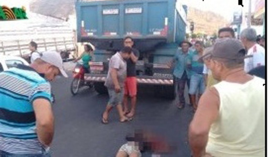 Uma criança de apenas 9 anos morreu atropelada na cidade de Maravilha, no Sertão de Alagoas; ela estava em uma bicicleta quando perdeu o equilíbrio, caiu e teve a cabeça esmagada pelos pneus de um caminhão; o condutor do veículo entrou em pânico, mas conseguiu acionar o socorro médico e a polícia; após prestar depoimento foi liberado e irá responder em liberdade (Foto: Voney Malta) Uma criança de apenas 9 anos morreu atropelada na cidade de Maravilha, no Sertão de Alagoas; ela estava em uma bicicleta quando perdeu o equilíbrio, caiu e teve a cabeça esmagada pelos pneus de um caminhão; o condutor do veículo entrou em pânico, mas conseguiu acionar o socorro médico e a polícia; após prestar depoimento foi liberado e irá responder em liberdade