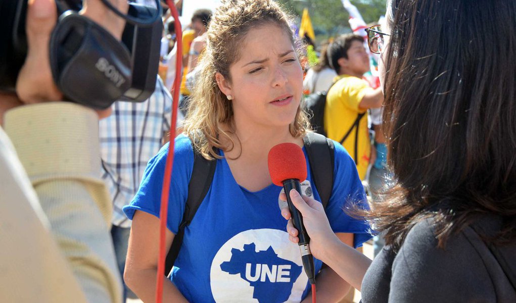 Presidente da UNE, Carina Vitral afirma que Frente Brasil Popular debate proposta de novo pleito para Presidência da República tentando consenso, mas não sabe se haverá posição definitiva até a reunião com Dilma Rousseff, nesta terça; “a luta não é a defesa de um partido e de uma presidente, mas de uma democracia, e é justo que a gente devolva ao povo o direito de decidir sobre os rumos do país”, diz (Foto: Roberta Namour) Presidente da UNE, Carina Vitral afirma que Frente Brasil Popular debate proposta de novo pleito para Presidência da República tentando consenso, mas não sabe se haverá posição definitiva até a reunião com Dilma Rousseff, nesta terça; “a luta não é a defesa de um partido e de uma presidente, mas de uma democracia, e é justo que a gente devolva ao povo o direito de decidir sobre os rumos do país”, diz