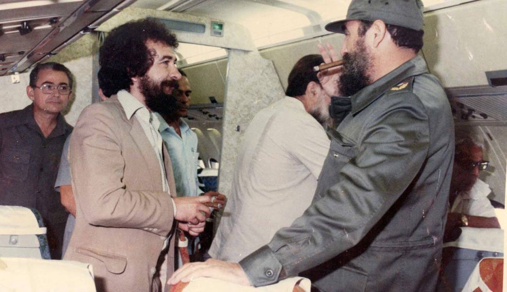 “Em muitos anos você é o primeiro brasileiro que aparece aqui que não seja para aprender a dar tiros”, gracejou “e agora quero saber o que achou da nossa ilhota”; assim Fidel Castro iniciou seu diálogo com Fernando Morais, autor do livro A Ilha, a quem concedeu sua primeira entrevista dedicada ao público brasileiro (Foto: Leonardo Attuch) “Em muitos anos você é o primeiro brasileiro que aparece aqui que não seja para aprender a dar tiros”, gracejou “e agora quero saber o que achou da nossa ilhota”; assim Fidel Castro iniciou seu diálogo com Fernando Morais, autor do livro A Ilha, a quem concedeu sua primeira entrevista dedicada ao público brasileiro