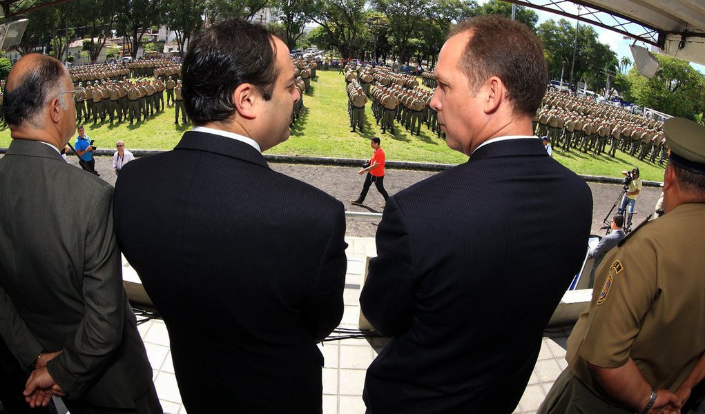 Prestes a deflagrarem uma greve por melhores salários e condições de trabalho, os policiais militares de Pernambuco decidiram realizar uma operação padrão como forma de pressionar o governador Paulo Câmara (PSB) a aceitar as reivindicações da categoria; segundo as associações representativas da categoria, policiais somente irão às ruas equipados com todos os instrumentos de trabalho e viaturas em pleno funcionamento, com três componentes, como determinam as regras da corporação; categoria concedeu prazo até a próxima sexta-feira (9) para que o Governo do apresente uma resposta aos pleitos dos policiais (Foto: Paulo Emílio) Prestes a deflagrarem uma greve por melhores salários e condições de trabalho, os policiais militares de Pernambuco decidiram realizar uma operação padrão como forma de pressionar o governador Paulo Câmara (PSB) a aceitar as reivindicações da categoria; segundo as associações representativas da categoria, policiais somente irão às ruas equipados com todos os instrumentos de trabalho e viaturas em pleno funcionamento, com três componentes, como determinam as regras da corporação; categoria concedeu prazo até a próxima sexta-feira (9) para que o Governo do apresente uma resposta aos pleitos dos policiais