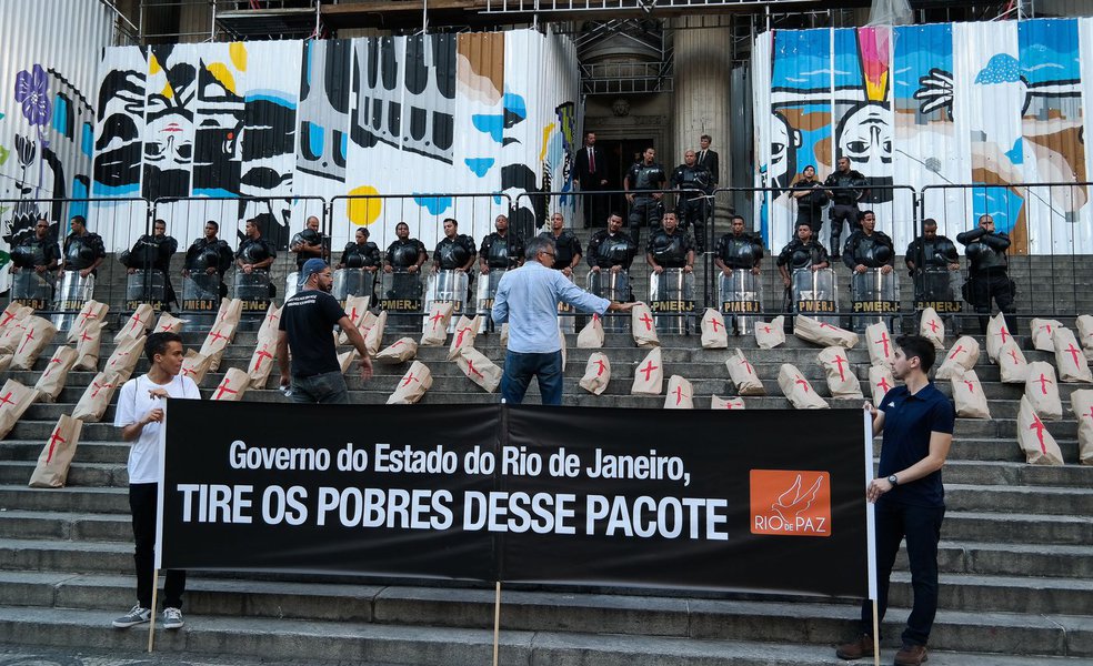 Com um dos maiores PIBs do país, alto índice de investimento direto e indireto pelo Governo Federal, recebimento de grandes eventos e royalties do Petróleo que sempre foram importantes no Orçamento, o PMDB joga covardemente o estrago causado por sua gestão no colo dos servidores (Foto: Jandira Feghali) Com um dos maiores PIBs do país, alto índice de investimento direto e indireto pelo Governo Federal, recebimento de grandes eventos e royalties do Petróleo que sempre foram importantes no Orçamento, o PMDB joga covardemente o estrago causado por sua gestão no colo dos servidores
