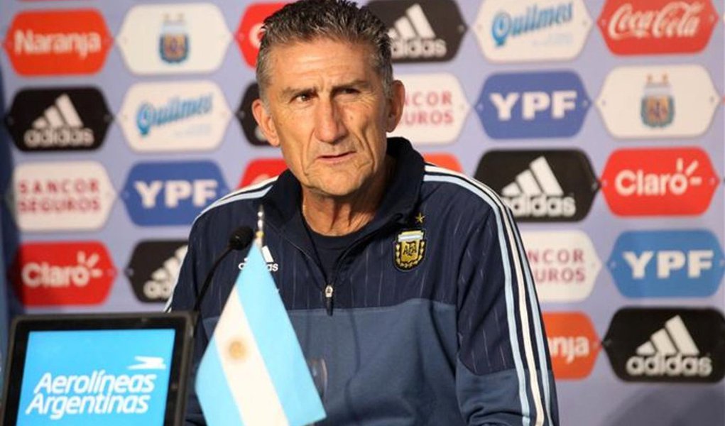 Técnico da seleção argentina, Edgardo Bauza, não se deixou abater após a derrota na quinta-feira por 3 x 0 para o Brasil pelas eliminatórias da Copa do Mundo, no quarto jogo consecutivo sem uma vitória, mas prometeu que sua equipe irá se classificar para o Mundial da Rússia, em 2018;"Ainda temos muito a fazer antes das eliminatórias acabarem", disse; Bauza vem sendo duramente criticado após somente uma vitória em cinco jogos no comando da seleção, enquanto seus jogadores terão que responder por terem sido ofuscados pelos gols de Neymar, Philippe Coutinho e Paulin (Foto: Paulo Emílio) Técnico da seleção argentina, Edgardo Bauza, não se deixou abater após a derrota na quinta-feira por 3 x 0 para o Brasil pelas eliminatórias da Copa do Mundo, no quarto jogo consecutivo sem uma vitória, mas prometeu que sua equipe irá se classificar para o Mundial da Rússia, em 2018;"Ainda temos muito a fazer antes das eliminatórias acabarem", disse; Bauza vem sendo duramente criticado após somente uma vitória em cinco jogos no comando da seleção, enquanto seus jogadores terão que responder por terem sido ofuscados pelos gols de Neymar, Philippe Coutinho e Paulin