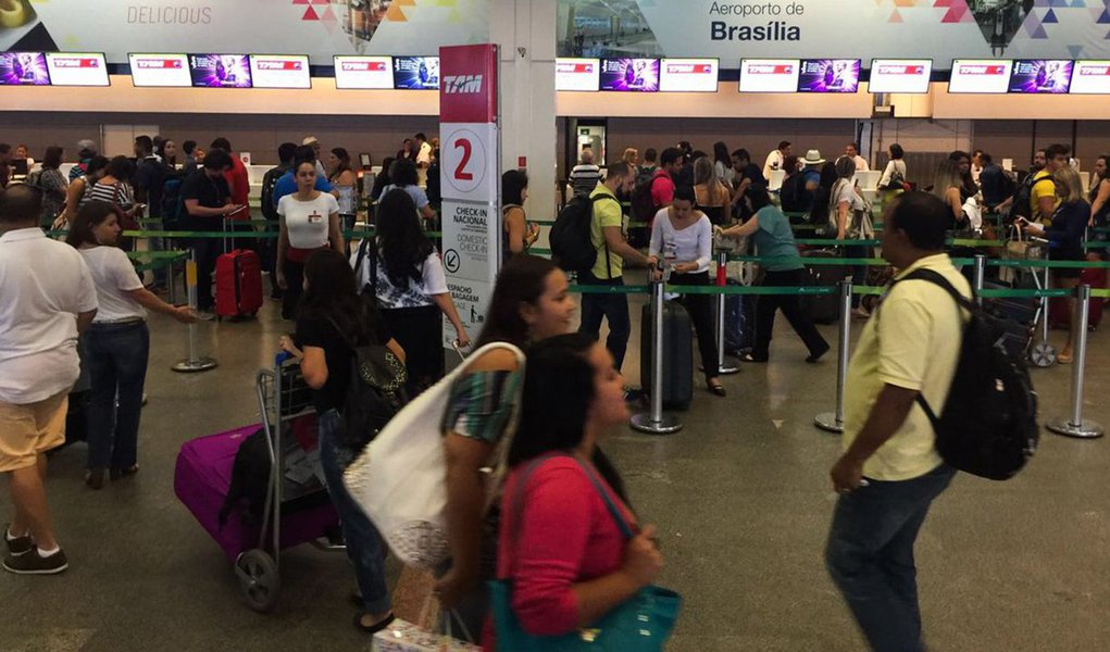 Balanço divulgado nesta terça-feira, 21, pela Associação Brasileira das Empresas Aéreas (Abear) mostra queda de 8,2% em relação ao acumulado de janeiro a maio de 2015; neste período de 2016 foram transportados 36,4 milhões de passageiros, 3,2 milhões a menos do que no ano passado; no mercado dos voos internacionais, em que as empresas nacionais representam 25% da oferta, houve queda de 4,9% no número de viagens em maio, que ficaram em 544 mil (Foto: Aquiles Lins) Balanço divulgado nesta terça-feira, 21, pela Associação Brasileira das Empresas Aéreas (Abear) mostra queda de 8,2% em relação ao acumulado de janeiro a maio de 2015; neste período de 2016 foram transportados 36,4 milhões de passageiros, 3,2 milhões a menos do que no ano passado; no mercado dos voos internacionais, em que as empresas nacionais representam 25% da oferta, houve queda de 4,9% no número de viagens em maio, que ficaram em 544 mil
