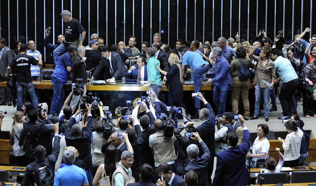 As seis centrais sindicais reconhecidas formalmente divulgaram nota de repúdio à invasão do plenário da Câmara dos Deputados, por um grupo de "fascistas", como definiram os manifestantes; "A invasão de ontem soma-se a diversas manifestações de ódio e intolerância política promovidas por grupos radicais, antidemocráticos e minoritários, interessados em conturbar ainda mais o ambiente político e, assim, criar as condições para atacar a democracia e os direitos políticos, sociais e trabalhistas", afirmaram as centrais (Foto: Paulo Emílio) As seis centrais sindicais reconhecidas formalmente divulgaram nota de repúdio à invasão do plenário da Câmara dos Deputados, por um grupo de "fascistas", como definiram os manifestantes; "A invasão de ontem soma-se a diversas manifestações de ódio e intolerância política promovidas por grupos radicais, antidemocráticos e minoritários, interessados em conturbar ainda mais o ambiente político e, assim, criar as condições para atacar a democracia e os direitos políticos, sociais e trabalhistas", afirmaram as centrais