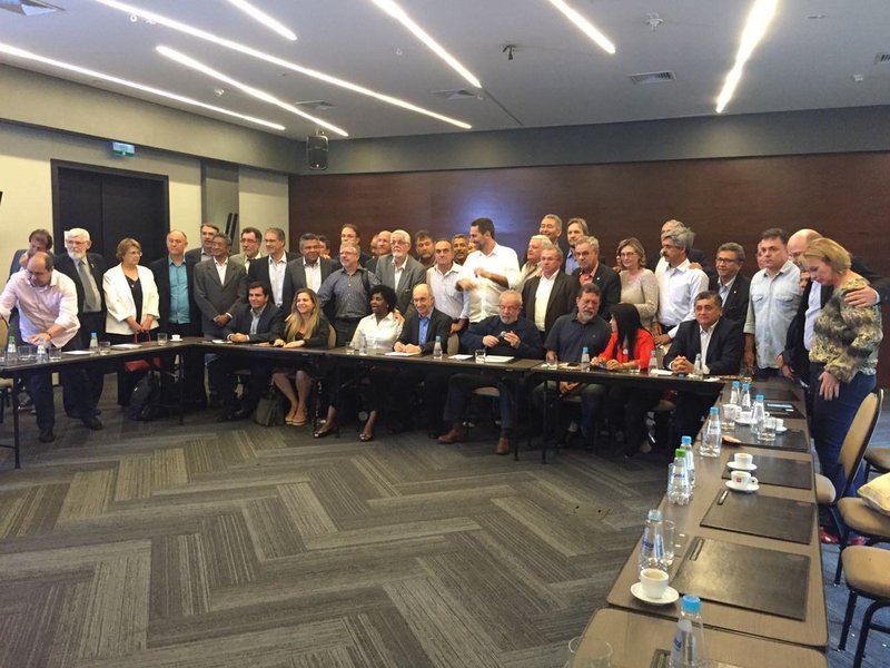Segundo o deputado federal José Guimarães, a bancada debateu hoje, com ex-presidente, a necessidade de reconstrução do PT, a articulação da oposição ao governo de Michel Temer e a possibilidade de eleger uma direção provisória capaz de conduzir o partido para superar a crise provocada pelo golpe que destituiu a presidenta Dilma Rousseff e pelas denuncias da Lava Jato, que desaguaram no resultado negativo do PT, nas eleições de 2016 (Foto: Fatima 247) Segundo o deputado federal José Guimarães, a bancada debateu hoje, com ex-presidente, a necessidade de reconstrução do PT, a articulação da oposição ao governo de Michel Temer e a possibilidade de eleger uma direção provisória capaz de conduzir o partido para superar a crise provocada pelo golpe que destituiu a presidenta Dilma Rousseff e pelas denuncias da Lava Jato, que desaguaram no resultado negativo do PT, nas eleições de 2016