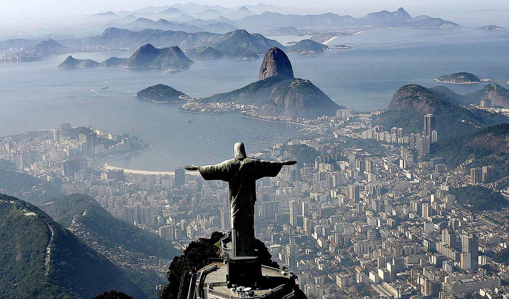 Jornalista Gustavo Gindre criticou a política de atração de turista do Brasil, especialmente para os eventos como a Copa do Mundo e as Olimpíadas do Rio; "A política de atração de turistas foi um verdadeiro fracasso. Gastamos bilhões para um resultado pífio", criticou; "Se queremos ter algum sucesso no turismo, o ponto de partida é reconhecer o fracasso da política pública. O segundo passo é parar com essa bobagem de que somos o lugar mais bonito do mundo, porque fica parecendo que fazemos um favor aos turistas em deixá-los visitar lugar tão lindo, com gente tão bacana", disse Gindre, ao compartilhar notícia sobre o baixo fluxo de turistas para o Brasil (Foto: Aquiles Lins) Jornalista Gustavo Gindre criticou a política de atração de turista do Brasil, especialmente para os eventos como a Copa do Mundo e as Olimpíadas do Rio; "A política de atração de turistas foi um verdadeiro fracasso. Gastamos bilhões para um resultado pífio", criticou; "Se queremos ter algum sucesso no turismo, o ponto de partida é reconhecer o fracasso da política pública. O segundo passo é parar com essa bobagem de que somos o lugar mais bonito do mundo, porque fica parecendo que fazemos um favor aos turistas em deixá-los visitar lugar tão lindo, com gente tão bacana", disse Gindre, ao compartilhar notícia sobre o baixo fluxo de turistas para o Brasil