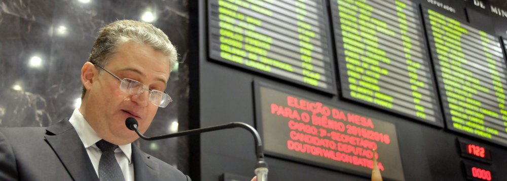 Reeleito presidente da Assembleia Legislativa, o deputado Adalclever Lopes (PMDB) afirmou que aguardará um posicionamento do STF para decidir se o governador de Minas, Fernando Pimentel, será ou não processado pelo STJ; de acordo com o deputado, o ministro do STJ Herman Benjamin havia estendido o prazo para que o Legislativo se posicionasse; inicialmente, os deputados teriam que decidir até esta sexta-feira se autorizavam ou não a abertura de processo contra Pimentel; “É um assunto que nesta legislatura, posso dizer que neste biênio, não volta mais à pauta, porque está no Supremo”, afirmou Lopes (Foto: Leonardo Lucena) Reeleito presidente da Assembleia Legislativa, o deputado Adalclever Lopes (PMDB) afirmou que aguardará um posicionamento do STF para decidir se o governador de Minas, Fernando Pimentel, será ou não processado pelo STJ; de acordo com o deputado, o ministro do STJ Herman Benjamin havia estendido o prazo para que o Legislativo se posicionasse; inicialmente, os deputados teriam que decidir até esta sexta-feira se autorizavam ou não a abertura de processo contra Pimentel; “É um assunto que nesta legislatura, posso dizer que neste biênio, não volta mais à pauta, porque está no Supremo”, afirmou Lopes