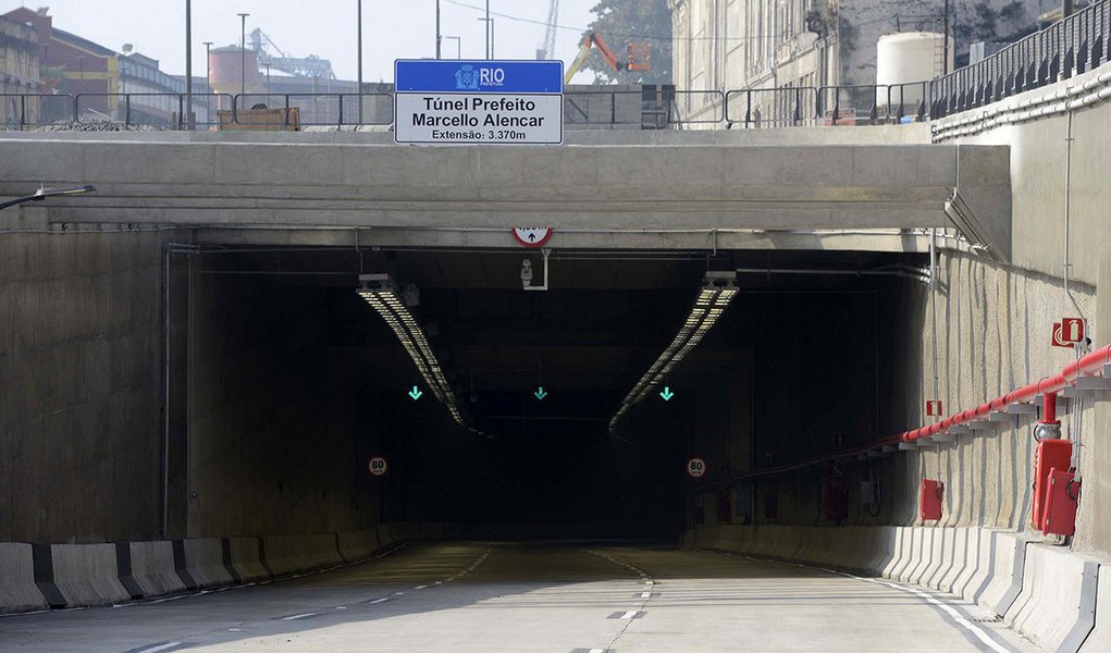 A segunda galeria do Túnel Prefeito Marcello Alencar (sentido Parque do Flamengo x Rodoviária) é parte da Via Expressa, uma das principais implantadas pelas obras do Porto Maravilha; agora o percurso será feito nos dois sentidos; as duas galerias, que somam 6,8 km, permitem a ligação das avenidas Brasil, Rio de Janeiro e Ponte Rio-Niterói ao Parque do Flamengo; a CET-Rio estima que o túnel receberá de 20 mil a 30 mil veículos por dia; segundo o executivo, estudos apontam que o Túnel Rebouças sentido Centro deverá ter redução no fluxo de 5% a 10% no pico da manhã e de 10% a 15% no pico da tarde; o Túnel Santa Bárbara, sentido Centro deverá ter queda no fluxo de 15% a 20% na manhã e de 20% a 25% à tarde (Foto: Leonardo Lucena) A segunda galeria do Túnel Prefeito Marcello Alencar (sentido Parque do Flamengo x Rodoviária) é parte da Via Expressa, uma das principais implantadas pelas obras do Porto Maravilha; agora o percurso será feito nos dois sentidos; as duas galerias, que somam 6,8 km, permitem a ligação das avenidas Brasil, Rio de Janeiro e Ponte Rio-Niterói ao Parque do Flamengo; a CET-Rio estima que o túnel receberá de 20 mil a 30 mil veículos por dia; segundo o executivo, estudos apontam que o Túnel Rebouças sentido Centro deverá ter redução no fluxo de 5% a 10% no pico da manhã e de 10% a 15% no pico da tarde; o Túnel Santa Bárbara, sentido Centro deverá ter queda no fluxo de 15% a 20% na manhã e de 20% a 25% à tarde