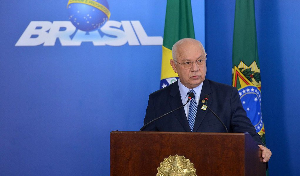 Na cerimônia de sanção da Lei que disciplina o processo e julgamento do mandado de injunção, ao lado do presidente interino, Michel Temer, ministro do Supremo Tribunal Federal, Teori Zavascki, relator da Lava Jato no STF, disse que os remédios amargos devem ser usados para "acertar as contas com o passado"; "O País está enfermo, as voltas com graves crises na área de natureza econômica, política e ética. Sem dúvida é preciso que as enfermidades sejam tratadas, como estão sendo, e que tenhamos a coragem de ministrar os remédios amargos quando necessário" (Foto: Roberta Namour) Na cerimônia de sanção da Lei que disciplina o processo e julgamento do mandado de injunção, ao lado do presidente interino, Michel Temer, ministro do Supremo Tribunal Federal, Teori Zavascki, relator da Lava Jato no STF, disse que os remédios amargos devem ser usados para "acertar as contas com o passado"; "O País está enfermo, as voltas com graves crises na área de natureza econômica, política e ética. Sem dúvida é preciso que as enfermidades sejam tratadas, como estão sendo, e que tenhamos a coragem de ministrar os remédios amargos quando necessário"