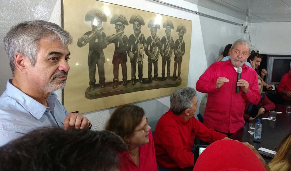 Senador Humberto Costa (PE) lembra que, "por reiteradas vezes, vimos os procuradores dizerem: não temos provas cabais do que estamos falando, não podemos afirmar de forma peremptória aquilo que estamos dizendo. Então, como é que se pode denunciar alguém assim, sob essas bases?"; segundo ele, "há um evidente excesso em tudo isso, uma perda da sobriedade, uma tentativa de criminalização despudorada do PT e de Lula que não podem ser acolhidos pela Justiça" (Foto: Paulo Emílio) Senador Humberto Costa (PE) lembra que, "por reiteradas vezes, vimos os procuradores dizerem: não temos provas cabais do que estamos falando, não podemos afirmar de forma peremptória aquilo que estamos dizendo. Então, como é que se pode denunciar alguém assim, sob essas bases?"; segundo ele, "há um evidente excesso em tudo isso, uma perda da sobriedade, uma tentativa de criminalização despudorada do PT e de Lula que não podem ser acolhidos pela Justiça"