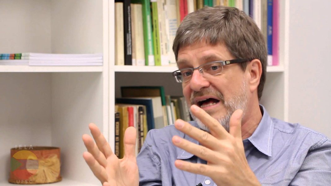 “O Conselho Universitário da Universidade Federal do Rio de Janeiro considera justa e necessária a mobilização social que toma conta do país em defesa dos direitos sociais assegurados originalmente na Carta de 1988 e conclama todos os setores democráticos da sociedade brasileira a se engajarem na defesa do futuro da educação pública, da ciência, tecnologia e inovação, do Sistema Único de Saúde e dos demais direitos humanos fundamentais para o bem-viver dos povos", disse, em nota, o reitor da UFRJ
(Foto: Leonardo Attuch) “O Conselho Universitário da Universidade Federal do Rio de Janeiro considera justa e necessária a mobilização social que toma conta do país em defesa dos direitos sociais assegurados originalmente na Carta de 1988 e conclama todos os setores democráticos da sociedade brasileira a se engajarem na defesa do futuro da educação pública, da ciência, tecnologia e inovação, do Sistema Único de Saúde e dos demais direitos humanos fundamentais para o bem-viver dos povos", disse, em nota, o reitor da UFRJ