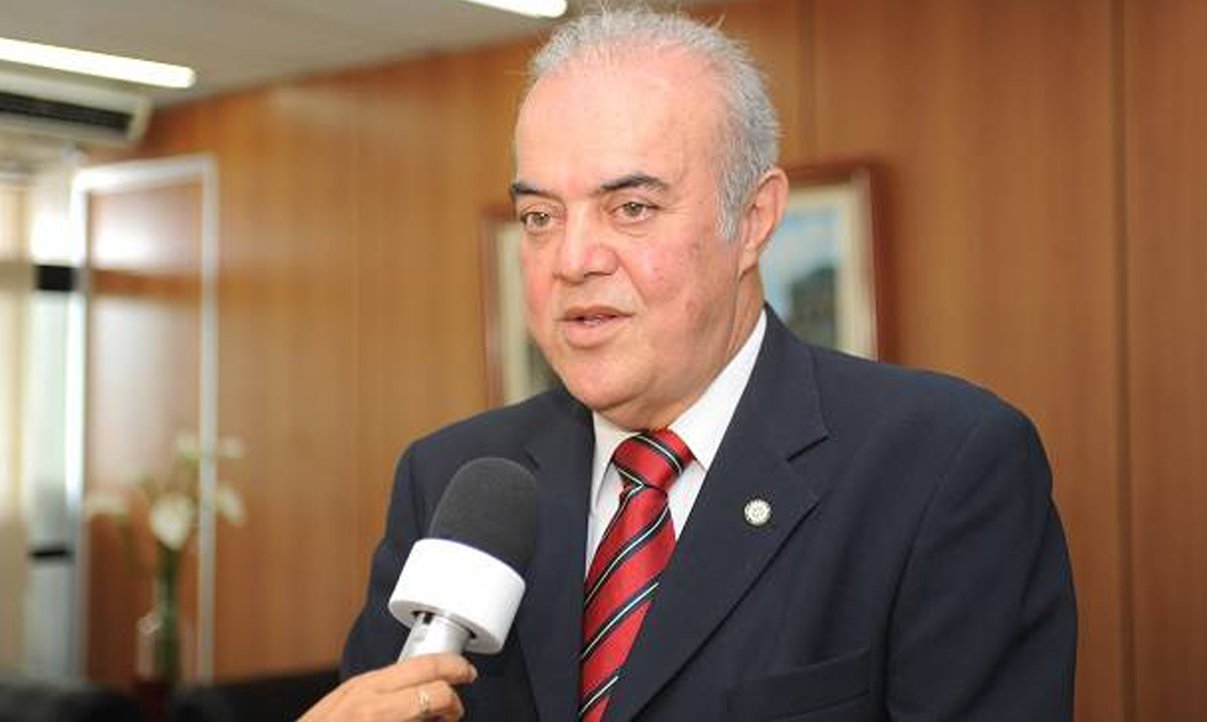 O presidente do Tribunal de Contas dos Municípios da Bahia (TCM), conselheiro Francisco Netto, entregou nesta quarta-feira ao Tribunal Regional Eleitoral e à Procuradoria Regional Eleitoral a lista dos gestores municipais que tiveram contas rejeitadas nos últimos oito anos; na relação, consta cerca de 950 processos de análise de contas que tiveram parecer pela rejeição, mas o número de gestores públicos envolvidos é menor, uma vez que muitos deles tiveram contas rejeitadas em vários exercícios; a partir da lista, a Justiça Eleitoral vai identificar e relacionar aqueles que tiveram contas rejeitadas 'por irregularidade insanável que configure ato doloso de improbidade administrativa', e que, em princípio, se enquadram na Lei de Ficha Limpa, o que os torna inelegíveis nas eleições deste ano (Foto: Romulo Faro) O presidente do Tribunal de Contas dos Municípios da Bahia (TCM), conselheiro Francisco Netto, entregou nesta quarta-feira ao Tribunal Regional Eleitoral e à Procuradoria Regional Eleitoral a lista dos gestores municipais que tiveram contas rejeitadas nos últimos oito anos; na relação, consta cerca de 950 processos de análise de contas que tiveram parecer pela rejeição, mas o número de gestores públicos envolvidos é menor, uma vez que muitos deles tiveram contas rejeitadas em vários exercícios; a partir da lista, a Justiça Eleitoral vai identificar e relacionar aqueles que tiveram contas rejeitadas 'por irregularidade insanável que configure ato doloso de improbidade administrativa', e que, em princípio, se enquadram na Lei de Ficha Limpa, o que os torna inelegíveis nas eleições deste ano