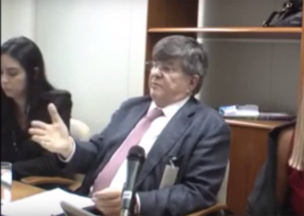 Recorte feito pela jornalista Cintia Alves, do GGN, sobre a delação premiada do ex-presidente da Transpetro Sérgio Machado, o mostra claramente denunciando os planos de Romero Jucá, ex-ministro de Michel Temer, Renan Calheiros, presidente do Senado e do ex-presidente José Sarney para, segundo ele, "estancar a Lava Jato"; Cíntia observa que Machado diz claramente que tinha tido uma reunião com o PSDB que "estava interessado" neste assunto; mesmo assim, os interrogadores "passam batido" sobre a questão, sem sequer perguntar com quem, do PSDB, Romero se reunira para tratar disso; veja trecho do vídeo, destacado pelo Tijolaço (Foto: Aquiles Lins) Recorte feito pela jornalista Cintia Alves, do GGN, sobre a delação premiada do ex-presidente da Transpetro Sérgio Machado, o mostra claramente denunciando os planos de Romero Jucá, ex-ministro de Michel Temer, Renan Calheiros, presidente do Senado e do ex-presidente José Sarney para, segundo ele, "estancar a Lava Jato"; Cíntia observa que Machado diz claramente que tinha tido uma reunião com o PSDB que "estava interessado" neste assunto; mesmo assim, os interrogadores "passam batido" sobre a questão, sem sequer perguntar com quem, do PSDB, Romero se reunira para tratar disso; veja trecho do vídeo, destacado pelo Tijolaço