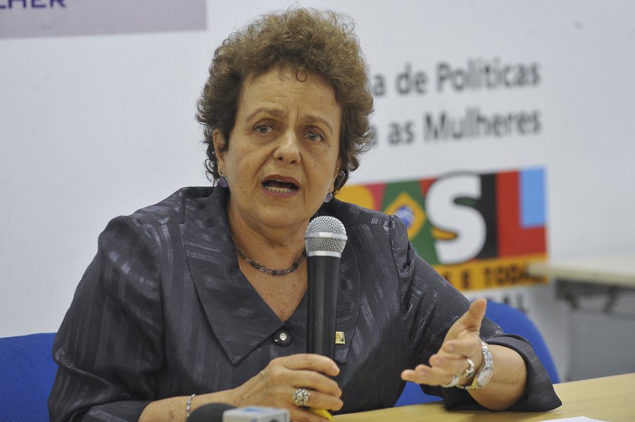 Em audiência pública sobre o empoderamento das mulheres, realizada na tarde de hoje (14) em Fortaleza, a ex-ministra de Políticas para as Mulheres, Eleonora Menicucci, defendeu uma reforma política com espaço para o protagonismo feminino e a democracia com equidade de gênero. A socióloga falou sobre as conquistas das mulheres durante os governos do PT e pontuou os avanços que ainda precisam ser conquistados (Foto: Rodrigo Rocha) Em audiência pública sobre o empoderamento das mulheres, realizada na tarde de hoje (14) em Fortaleza, a ex-ministra de Políticas para as Mulheres, Eleonora Menicucci, defendeu uma reforma política com espaço para o protagonismo feminino e a democracia com equidade de gênero. A socióloga falou sobre as conquistas das mulheres durante os governos do PT e pontuou os avanços que ainda precisam ser conquistados