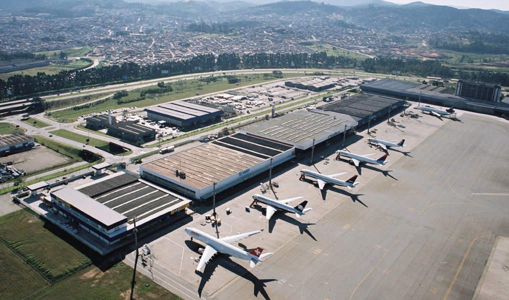 Procura por voos domésticos recuou 5,9% em junho ante mesmo mês de 2015, informou nesta terça-feira, 19, a entidade que representa as principais companhias aéreas no país, Abear; resultado completa 11 meses de retração; já a procura por viagens aéreas internacionais das quatro empresas recuou 5,1% em junho na comparação anual, o pior resultado de uma série de quatro baixas seguidas (Foto: Aquiles Lins) Procura por voos domésticos recuou 5,9% em junho ante mesmo mês de 2015, informou nesta terça-feira, 19, a entidade que representa as principais companhias aéreas no país, Abear; resultado completa 11 meses de retração; já a procura por viagens aéreas internacionais das quatro empresas recuou 5,1% em junho na comparação anual, o pior resultado de uma série de quatro baixas seguidas