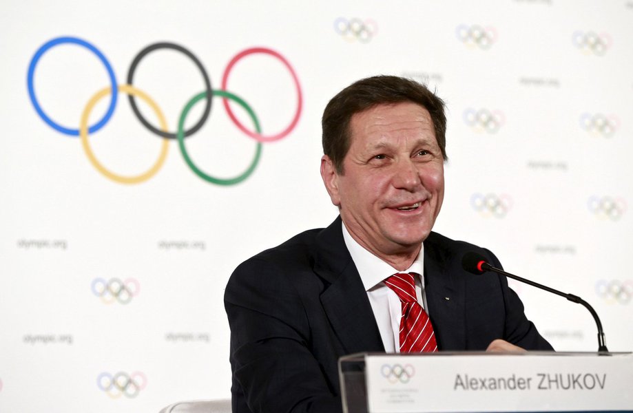 O diretor do Comitê Olímpico da Rússia, Alexander Zhukov, está deixando o cargo, a maior mudança na elite do esporte russo desde que um escândalo de doping levou à exclusão de atletas da Olimpíada do Rio de Janeiro de 2016; o presidente russo, Vladimir Putin, disse que Zhukov lhe comunicou que quer abandonar a função para poder se concentrar em seu outro trabalho, o de primeiro vice-presidente da câmara baixa do parlamento; "Isto é sem dúvida a coisa certa a fazer, nós a apoiamos completamente", disse Putin (Foto: Romulo Faro) O diretor do Comitê Olímpico da Rússia, Alexander Zhukov, está deixando o cargo, a maior mudança na elite do esporte russo desde que um escândalo de doping levou à exclusão de atletas da Olimpíada do Rio de Janeiro de 2016; o presidente russo, Vladimir Putin, disse que Zhukov lhe comunicou que quer abandonar a função para poder se concentrar em seu outro trabalho, o de primeiro vice-presidente da câmara baixa do parlamento; "Isto é sem dúvida a coisa certa a fazer, nós a apoiamos completamente", disse Putin