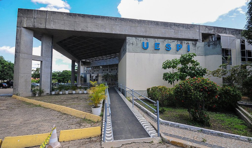 governador Wellington Dias autorizou a realização de concurso público para preenchimento de 104 novas vagas de professores efetivos da Universidade Estadual do Piauí (Uespi) para o ano de 2017; 10 campi serão atendidos; confira relação de vagas por campi (Foto: Aquiles Lins) governador Wellington Dias autorizou a realização de concurso público para preenchimento de 104 novas vagas de professores efetivos da Universidade Estadual do Piauí (Uespi) para o ano de 2017; 10 campi serão atendidos; confira relação de vagas por campi
