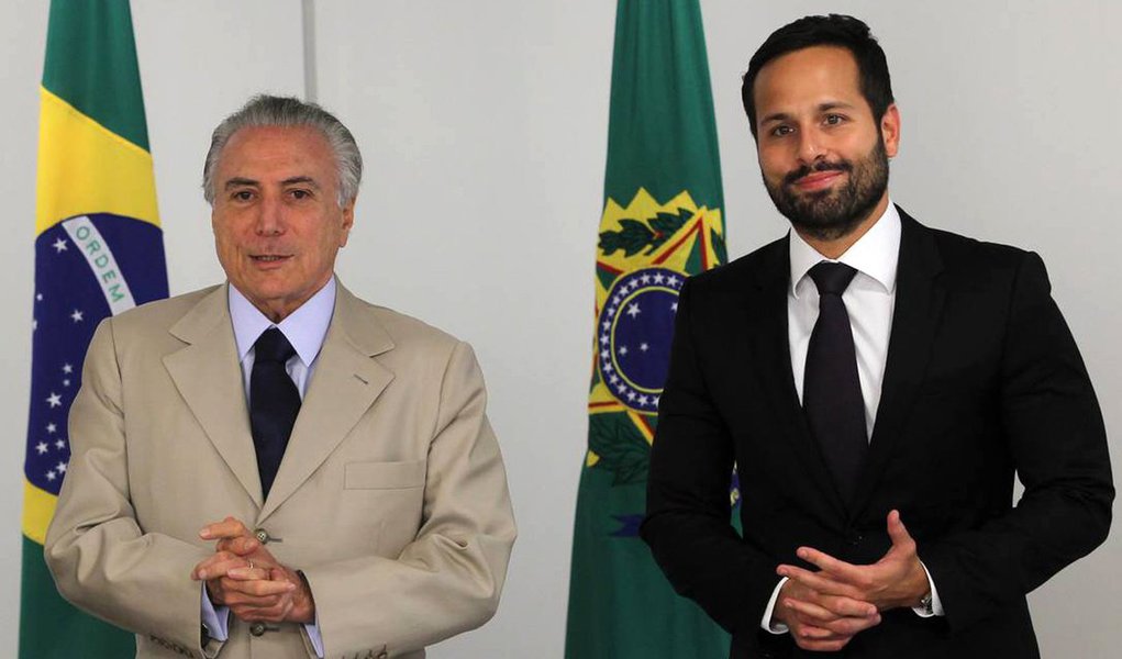"Quis o destino que o traidor fosse traído", escreve o jornalista Kiko Nogueira, do Diário do Centro do Mundo; "O ex-titular da pasta da Cultura — que, aliás, não deveria existir na gestão golpista vilegiatura — terminou de enterrar um presidente e um governo que já estavam virtualmente mortos, a não ser na ficção canhestra dos suspeitos de sempre", completa (Foto: Gisele Federicce) "Quis o destino que o traidor fosse traído", escreve o jornalista Kiko Nogueira, do Diário do Centro do Mundo; "O ex-titular da pasta da Cultura — que, aliás, não deveria existir na gestão golpista vilegiatura — terminou de enterrar um presidente e um governo que já estavam virtualmente mortos, a não ser na ficção canhestra dos suspeitos de sempre", completa