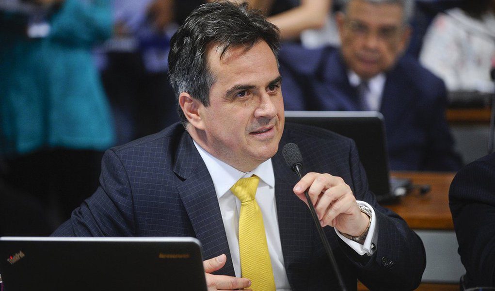 O procurador-geral da República, Rodrigo Janot, denunciou nesta quarta (16) o senador Ciro Nogueira (PP-PI) ao Supremo Tribunal Federal (STF) pelos crimes de corrupção e lavagem de dinheiro no âmbito da Operação Lava Jato; de acordo com a acusação, o senador recebeu R$ 2 milhões de propina da UTC Engenharia, uma das empreiteiras investigadas na Lava Jato, em obras vinculadas ao Ministério das Cidades e ao estado do Piauí; os fatos foram delatados pelo empreiteiro Ricardo Pessoa, da UTC (Foto: Valter Lima) O procurador-geral da República, Rodrigo Janot, denunciou nesta quarta (16) o senador Ciro Nogueira (PP-PI) ao Supremo Tribunal Federal (STF) pelos crimes de corrupção e lavagem de dinheiro no âmbito da Operação Lava Jato; de acordo com a acusação, o senador recebeu R$ 2 milhões de propina da UTC Engenharia, uma das empreiteiras investigadas na Lava Jato, em obras vinculadas ao Ministério das Cidades e ao estado do Piauí; os fatos foram delatados pelo empreiteiro Ricardo Pessoa, da UTC