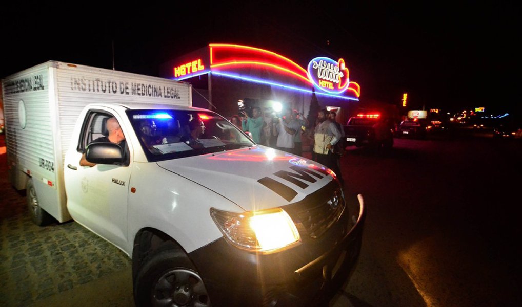 Após ver imagens das câmeras de segurança do motel em Olinda onde o foragido da Operação Turbulência, Paulo Cesar de Barros Morato, foi encontrado morto na noite de quarta (22), o advogado do estabelecimento, Higínio Luís Marinsalta, afirmou que o empresário entrou sozinho no local e nenhuma outra pessoa chegou depois dele; o médico legista Marcos Justino, do Instituto de Medina Legal (IML) do Recife, informou que não foram identificadas as possíveis causas da morte; "Existe a possibilidade de ele ter ingerido veneno ou ter sido envenenado. Não posso afirmar que houve suicídio, mas também não posso negar", disse (Foto: Valter Lima) Após ver imagens das câmeras de segurança do motel em Olinda onde o foragido da Operação Turbulência, Paulo Cesar de Barros Morato, foi encontrado morto na noite de quarta (22), o advogado do estabelecimento, Higínio Luís Marinsalta, afirmou que o empresário entrou sozinho no local e nenhuma outra pessoa chegou depois dele; o médico legista Marcos Justino, do Instituto de Medina Legal (IML) do Recife, informou que não foram identificadas as possíveis causas da morte; "Existe a possibilidade de ele ter ingerido veneno ou ter sido envenenado. Não posso afirmar que houve suicídio, mas também não posso negar", disse