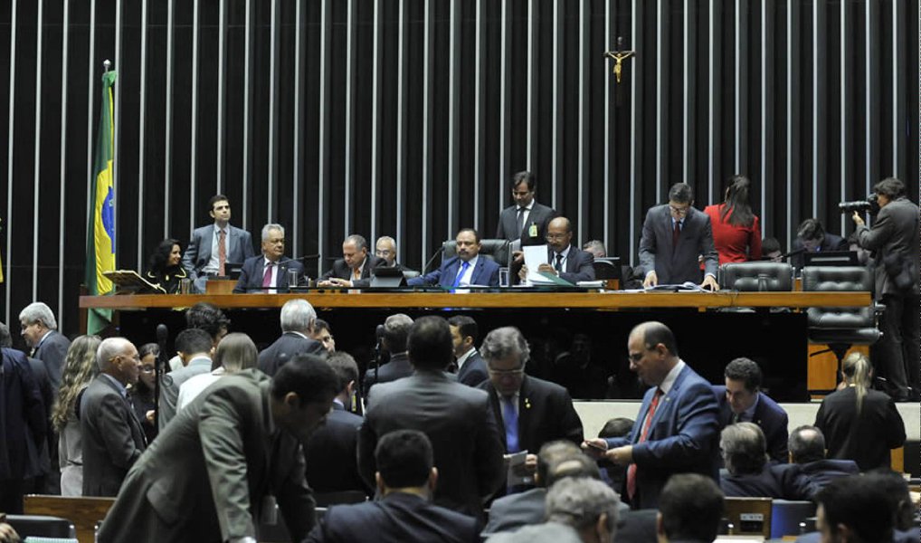 Nas últimas duas semanas, o presidente interino, Waldir Maranhão (PP-MA), liberou os deputados para comemorar as festas juninas em seus estados, especialmente no Nordeste, o que deixou a Casa paralisada; para tentar compensar, ele marcou sessões para segunda, terça, quarta e quinta desta semana; hoje, porém, já não havia quórum para a abertura dos trabalhadores; são necessários 257 deputados, mas até as 17 horas, apenas 88 parlamentares estavam presentes (Foto: Gisele Federicce) Nas últimas duas semanas, o presidente interino, Waldir Maranhão (PP-MA), liberou os deputados para comemorar as festas juninas em seus estados, especialmente no Nordeste, o que deixou a Casa paralisada; para tentar compensar, ele marcou sessões para segunda, terça, quarta e quinta desta semana; hoje, porém, já não havia quórum para a abertura dos trabalhadores; são necessários 257 deputados, mas até as 17 horas, apenas 88 parlamentares estavam presentes