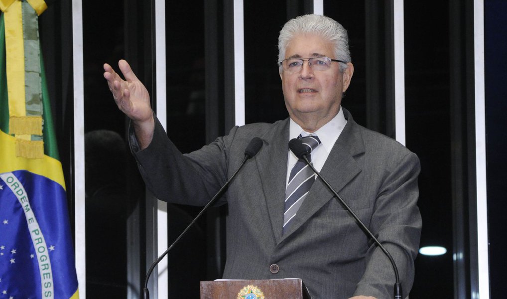 O senador Roberto Requião (PMDB-PR), adversário do ex-ministro Paulo Bernardo e de sua esposa, a senadora Gleisi Hoffmann, no Paraná, considerou o operação da Polícia Federal nesta quinta (23) contra o petista como um "espetáculo para influenciar no impeachment" da presidente Dilma Rousseff; "Foram medidas policiais espalhafatosas”, avaliou (Foto: Valter Lima) O senador Roberto Requião (PMDB-PR), adversário do ex-ministro Paulo Bernardo e de sua esposa, a senadora Gleisi Hoffmann, no Paraná, considerou o operação da Polícia Federal nesta quinta (23) contra o petista como um "espetáculo para influenciar no impeachment" da presidente Dilma Rousseff; "Foram medidas policiais espalhafatosas”, avaliou