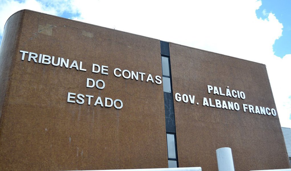 O Tribunal de Contas do Estado de Sergipe (TCE-SE) decidiu nesta segunda-feira (28) bloquear as contas da prefeitura de Aracaju até que o pagamento dos salários de outubro dos servidores estaduais esteja em dia. A decisão foi tomada em sessão extraordinária pela manhã após recorrentes tentativas do Ministério Público e do TCE resolverem o impasse por meio de um acordo (Foto: Gisele Federicce) O Tribunal de Contas do Estado de Sergipe (TCE-SE) decidiu nesta segunda-feira (28) bloquear as contas da prefeitura de Aracaju até que o pagamento dos salários de outubro dos servidores estaduais esteja em dia. A decisão foi tomada em sessão extraordinária pela manhã após recorrentes tentativas do Ministério Público e do TCE resolverem o impasse por meio de um acordo