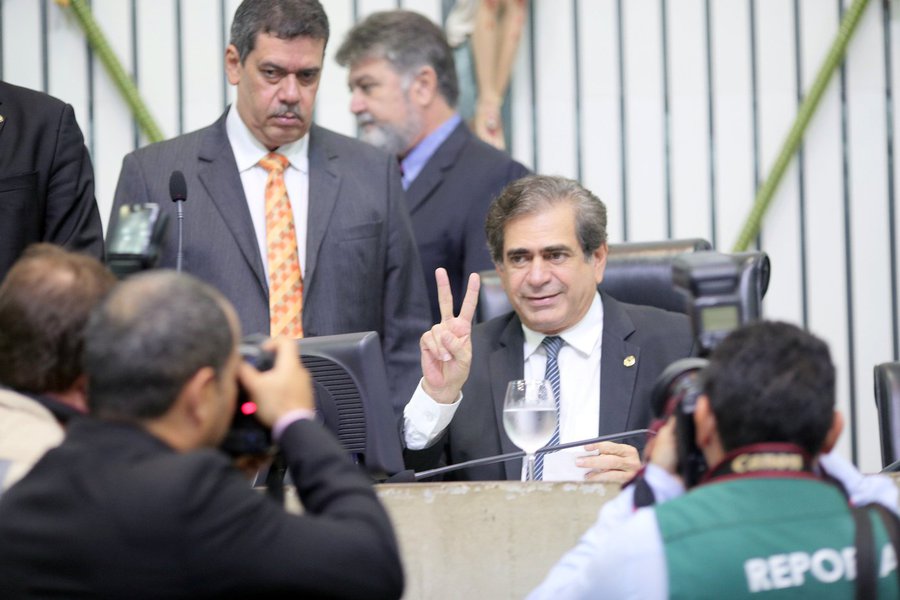 Com sequelas pouco avaliadas, ainda contaminadas pelo acirramento da disputa, a reeleição do deputado Zezinho Albuquerque para a presidência da Assembleia Legislativa aponta efetivamente para os problemas que virão em 2018. A hegemonia do grupo político liderado pelos irmãos Ciro e Cid Gomes está em cheque. Pirro, rei do Épiro e da Macedônia, foi considerado um dos maiores generais militares de seu tempo. Quando lhe deram os parabéns pela vitória na Batalha de Ásculo, conseguida a custo, diz-se que respondeu com estas palavras: "Mais uma vitória como esta, e estou perdido" (Foto: Fatima 247) Com sequelas pouco avaliadas, ainda contaminadas pelo acirramento da disputa, a reeleição do deputado Zezinho Albuquerque para a presidência da Assembleia Legislativa aponta efetivamente para os problemas que virão em 2018. A hegemonia do grupo político liderado pelos irmãos Ciro e Cid Gomes está em cheque. Pirro, rei do Épiro e da Macedônia, foi considerado um dos maiores generais militares de seu tempo. Quando lhe deram os parabéns pela vitória na Batalha de Ásculo, conseguida a custo, diz-se que respondeu com estas palavras: "Mais uma vitória como esta, e estou perdido"
