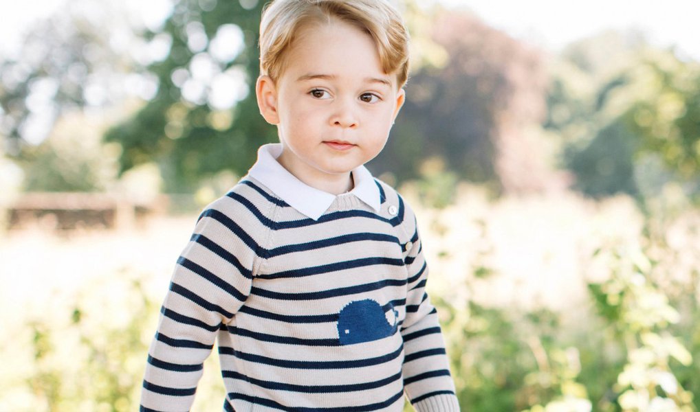 George, terceiro na linha sucessória ao trono do Reino Unido, foi fotografado com o cachorro da família, Lupo, e brincando no terreno da mansão campestre de Norfolk, no leste da Inglaterra, que pertence a seus pais, também conhecidos como o duque e a duquesa de Cambridge (Foto: Gisele Federicce) George, terceiro na linha sucessória ao trono do Reino Unido, foi fotografado com o cachorro da família, Lupo, e brincando no terreno da mansão campestre de Norfolk, no leste da Inglaterra, que pertence a seus pais, também conhecidos como o duque e a duquesa de Cambridge