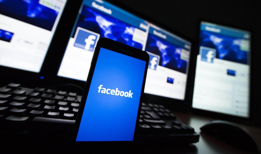 A Justiça Federal no Amazonas determinou o bloqueio de R$ 38 milhões do Facebook, administrador do aplicativo de mensagens WhatsApp, porque a empresa descumpriu uma decisão judicial determinando o repasse de dados de usuários para uma investigação; o valor corresponde a multa diária pelo descumprimento da decisão (Foto: Valter Lima) A Justiça Federal no Amazonas determinou o bloqueio de R$ 38 milhões do Facebook, administrador do aplicativo de mensagens WhatsApp, porque a empresa descumpriu uma decisão judicial determinando o repasse de dados de usuários para uma investigação; o valor corresponde a multa diária pelo descumprimento da decisão