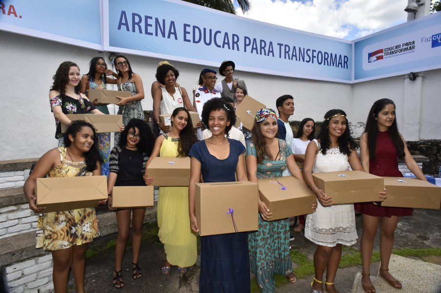 Os estudantes da rede estadual participam de diferentes atividades na Flica (Festa Literária Internacional de Cachoeira), que acontece desta quinta-feira (13) a domingo (16); durante os três dias será realizada uma programação na Casa Educar para Transformar, que inclui exposições de obras de arte dos estudantes criados para os projetos de arte e cultura como Artes Visuais Estudantis (AVE) e o Educação Patrimonial e Artística (EPA); a Casa também abriga uma Tenda Literária, onde haverás discussões sobre obras de autores contemporâneos e atividades lúdicas como leituras de textos (Foto: Romulo Faro) Os estudantes da rede estadual participam de diferentes atividades na Flica (Festa Literária Internacional de Cachoeira), que acontece desta quinta-feira (13) a domingo (16); durante os três dias será realizada uma programação na Casa Educar para Transformar, que inclui exposições de obras de arte dos estudantes criados para os projetos de arte e cultura como Artes Visuais Estudantis (AVE) e o Educação Patrimonial e Artística (EPA); a Casa também abriga uma Tenda Literária, onde haverás discussões sobre obras de autores contemporâneos e atividades lúdicas como leituras de textos