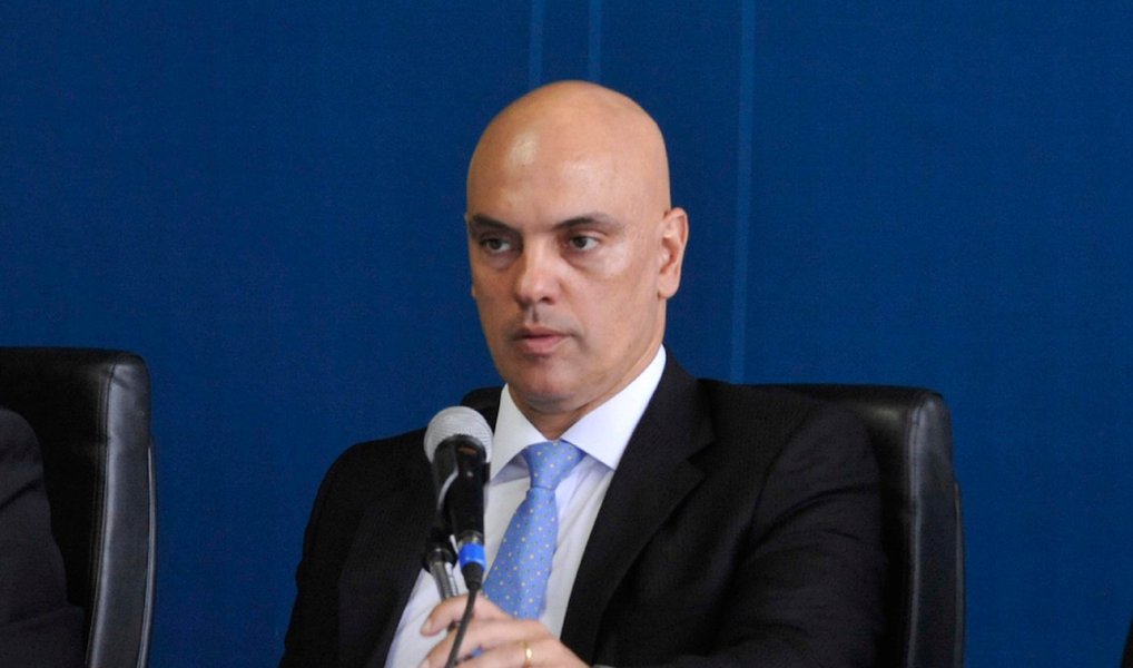 Alexandre de Moraes negou que a visita que fez ao juiz Sérgio Moro, no Paraná, há dois dias, represente qualquer tipo de interferência ou pressão nas investigações da Lava Jato; integrante do governo do PMDB, cuja cúpula foi gravada em conversas em que defendia "estancar a crise" da investigação com o afastamento de Dilma e mudando a legislação, o ministro interino disse ainda que "o governo anterior jamais apoiou institucionalmente a Lava Jato e o combate à corrupção. O governo do Temer apoia totalmente o combate à corrupção e à Lava Jato, e não tem vergonha, como o governo anterior, de dizer isso" (Foto: Aquiles Lins) Alexandre de Moraes negou que a visita que fez ao juiz Sérgio Moro, no Paraná, há dois dias, represente qualquer tipo de interferência ou pressão nas investigações da Lava Jato; integrante do governo do PMDB, cuja cúpula foi gravada em conversas em que defendia "estancar a crise" da investigação com o afastamento de Dilma e mudando a legislação, o ministro interino disse ainda que "o governo anterior jamais apoiou institucionalmente a Lava Jato e o combate à corrupção. O governo do Temer apoia totalmente o combate à corrupção e à Lava Jato, e não tem vergonha, como o governo anterior, de dizer isso"