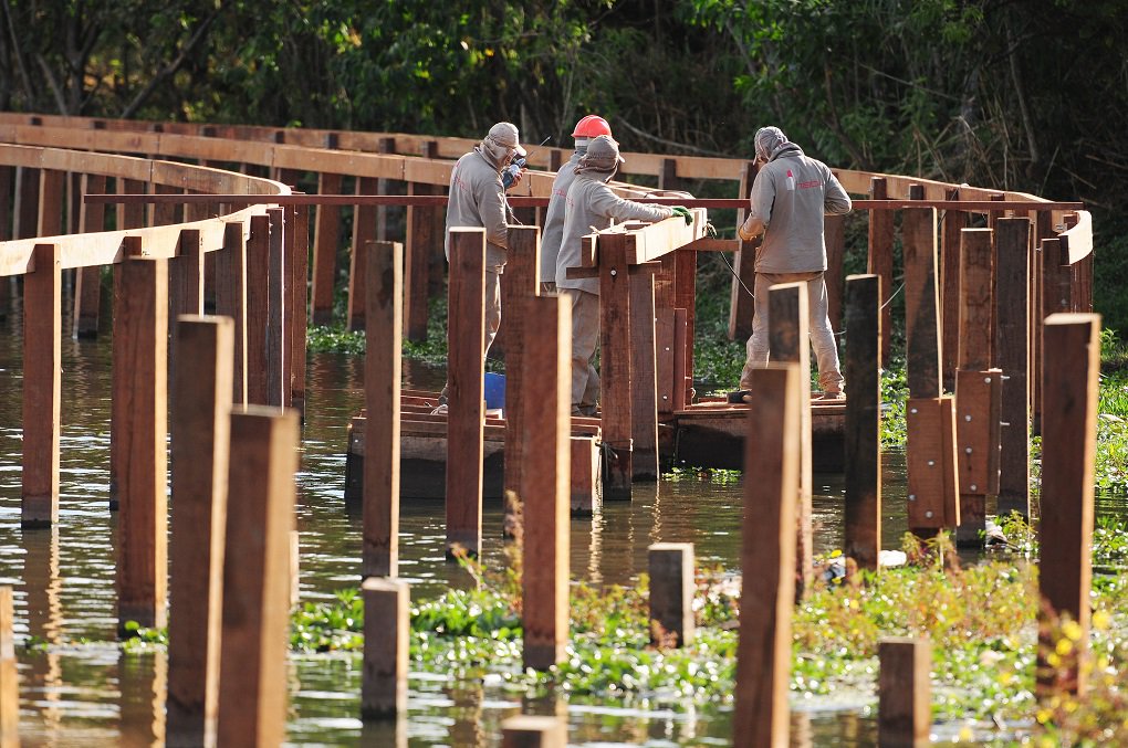 As obras do Deck Sul — próximo à Ponte das Garças, na Avenida das Nações (L4 Sul) — estão 40% concluídas; a quadra de vôlei de praia e o deck de madeira estão em fase de finalização; área faz parte do plano de recuperação da orla do Lago Paranoá e será um espaço de lazer e de preservação ambiental; estrutura de madeira terá 551,06 metros de comprimento por 6 metros de largura, à beira do Lago Paranoá (Foto: José Barbacena) As obras do Deck Sul — próximo à Ponte das Garças, na Avenida das Nações (L4 Sul) — estão 40% concluídas; a quadra de vôlei de praia e o deck de madeira estão em fase de finalização; área faz parte do plano de recuperação da orla do Lago Paranoá e será um espaço de lazer e de preservação ambiental; estrutura de madeira terá 551,06 metros de comprimento por 6 metros de largura, à beira do Lago Paranoá