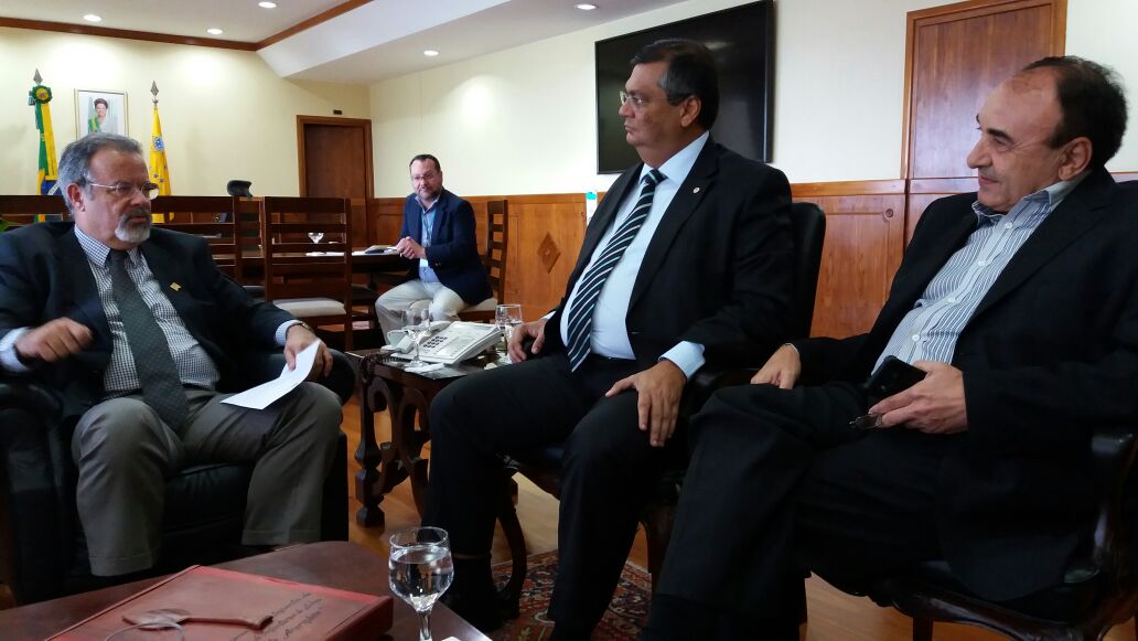 O governador do Maranhão, Flávio Dino, cumpriu agenda de trabalho em Brasília, para apresentar pleitos do estado o ministro da Defesa, Raul Jungmann; acompanhado pelo prefeito de Imperatriz, Sebastião Madeira, o chefe do executivo pediu a cessão de parte de um terreno do Exército para a criação de um Parque Urbano na cidade; “Uma pequena parte do terreno pode se transformar em um grande ganho de qualidade de vida ao povo de Imperatriz”, destacou Flávio Dino (Foto: Leonardo Lucena) O governador do Maranhão, Flávio Dino, cumpriu agenda de trabalho em Brasília, para apresentar pleitos do estado o ministro da Defesa, Raul Jungmann; acompanhado pelo prefeito de Imperatriz, Sebastião Madeira, o chefe do executivo pediu a cessão de parte de um terreno do Exército para a criação de um Parque Urbano na cidade; “Uma pequena parte do terreno pode se transformar em um grande ganho de qualidade de vida ao povo de Imperatriz”, destacou Flávio Dino