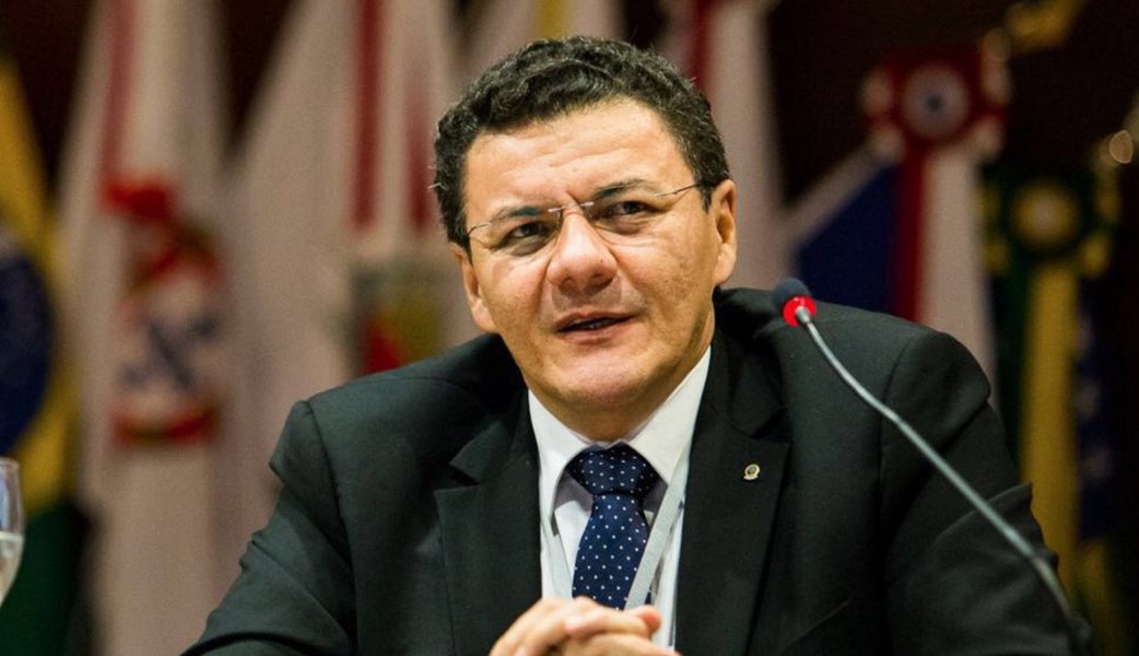 Categoria alinha-se ao entendimento da Procuradoria-Geral da República e considera que a proposta coloca em risco o funcionamento do sistema de Justiça do país; “Com a PEC 241 o Executivo passará a ser o 'super poder', controlando os demais poderes e o Ministério Público por meio dos recursos financeiros. A longo prazo, o Judiciário será obrigado a fechar varas diante da impossibilidade de contratação de novos juízes e servidores. A pretexto de controlar gastos, a medida irá dificultar o enfrentamento da corrupção, essa sim a raiz da crise econômica brasileira”, afirma o presidente da Associação dos Juízes Federais (Ajufe), Roberto Veloso (Foto: Gisele Federicce) Categoria alinha-se ao entendimento da Procuradoria-Geral da República e considera que a proposta coloca em risco o funcionamento do sistema de Justiça do país; “Com a PEC 241 o Executivo passará a ser o 'super poder', controlando os demais poderes e o Ministério Público por meio dos recursos financeiros. A longo prazo, o Judiciário será obrigado a fechar varas diante da impossibilidade de contratação de novos juízes e servidores. A pretexto de controlar gastos, a medida irá dificultar o enfrentamento da corrupção, essa sim a raiz da crise econômica brasileira”, afirma o presidente da Associação dos Juízes Federais (Ajufe), Roberto Veloso