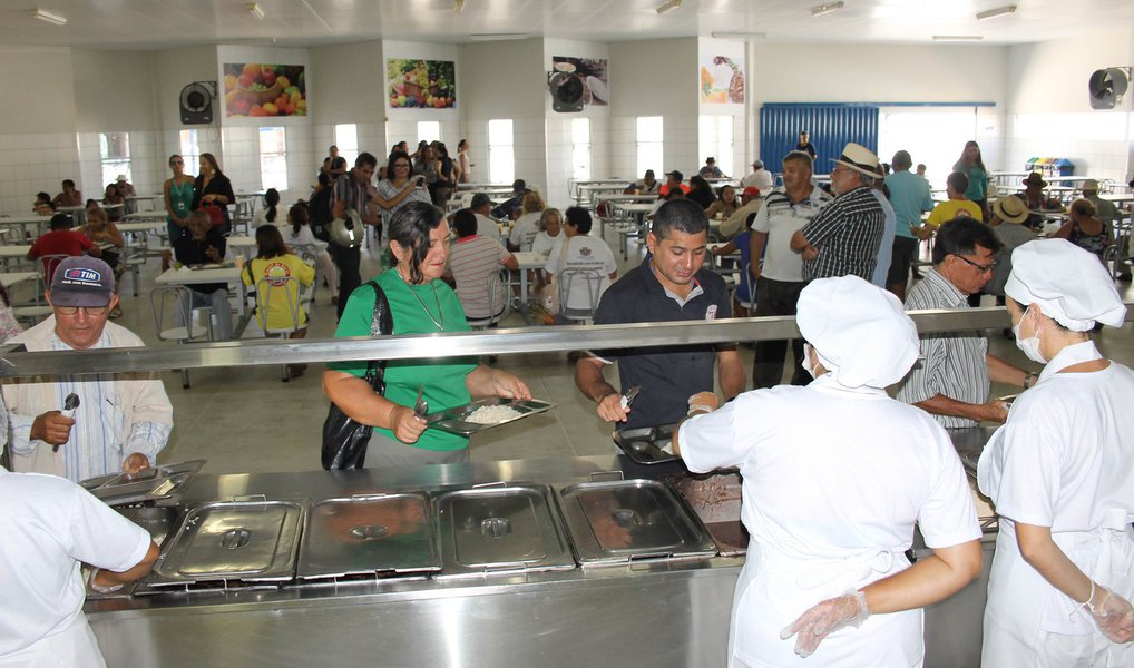 O governo do Maranhão informou que está investindo cerca de R$ 22 milhões na construção de 30 cozinhas comunitárias nas cidades atendidas pelo Plano ‘Mais IDH’; a medida visa reduzir o índice de insegurança alimentar no estado e estimular a agricultura familiar e o comércio regional. Cada cozinha terá capacidade para fornecer, gratuitamente, 500 refeições por dia, feitas a partir de ingredientes produzidos por pequenos agricultores (Foto: Leonardo Lucena) O governo do Maranhão informou que está investindo cerca de R$ 22 milhões na construção de 30 cozinhas comunitárias nas cidades atendidas pelo Plano ‘Mais IDH’; a medida visa reduzir o índice de insegurança alimentar no estado e estimular a agricultura familiar e o comércio regional. Cada cozinha terá capacidade para fornecer, gratuitamente, 500 refeições por dia, feitas a partir de ingredientes produzidos por pequenos agricultores