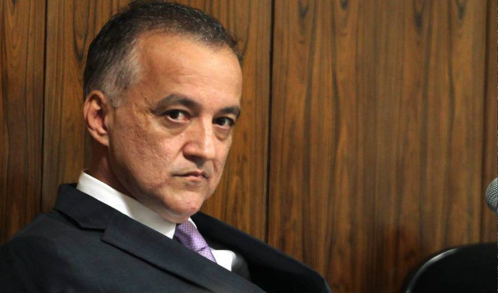 Justiça Federal sugeriu abertura de inquérito policial para apurar a ausência da Polícia Federal no hotel onde o empresário Carlos Augusto Ramos, o Carlinhos Cachoeira, cumpre prisão domiciliar na zona sul do Rio de Janeiro; réu em processo que envolve esquema de corrupção e lavagem de dinheiro, Cachoeira recebeu ontem (20) à noite a visita de um oficial de Justiça, após denúncia de que ele havia saído do local sem autorização; PF informou que o monitoramento da prisão domiciliar de Cachoeira ocorre nos exatos termos acordados com o MPF (Foto: Paulo Emílio) Justiça Federal sugeriu abertura de inquérito policial para apurar a ausência da Polícia Federal no hotel onde o empresário Carlos Augusto Ramos, o Carlinhos Cachoeira, cumpre prisão domiciliar na zona sul do Rio de Janeiro; réu em processo que envolve esquema de corrupção e lavagem de dinheiro, Cachoeira recebeu ontem (20) à noite a visita de um oficial de Justiça, após denúncia de que ele havia saído do local sem autorização; PF informou que o monitoramento da prisão domiciliar de Cachoeira ocorre nos exatos termos acordados com o MPF