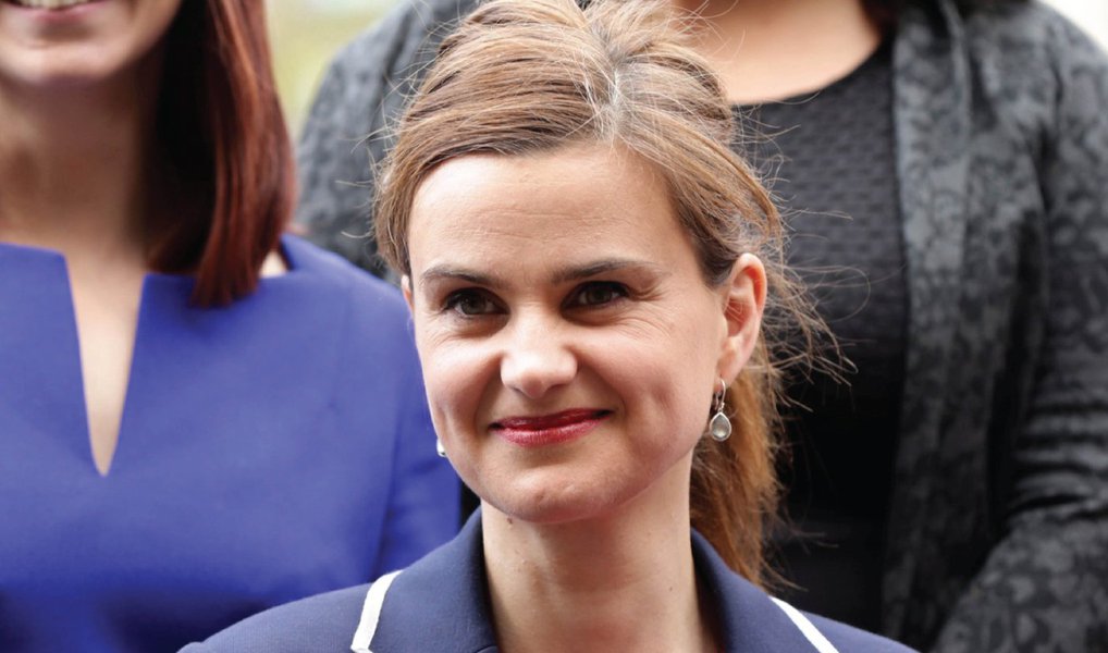 Jo Cox, 41 anos, do partido de oposição Trabalhista e defensora da permanência britânica no bloco europeu, foi atacada enquanto se preparava para um encontro com eleitores de Birstall, perto da cidade de Leeds; polícia de West Yorkshire disse que um homem de 52 anos foi preso nas proximidades e armas, incluindo uma arma de fogo, foram recuperadas; motivo do ataque ainda não é conhecido (Foto: Aquiles Lins) Jo Cox, 41 anos, do partido de oposição Trabalhista e defensora da permanência britânica no bloco europeu, foi atacada enquanto se preparava para um encontro com eleitores de Birstall, perto da cidade de Leeds; polícia de West Yorkshire disse que um homem de 52 anos foi preso nas proximidades e armas, incluindo uma arma de fogo, foram recuperadas; motivo do ataque ainda não é conhecido