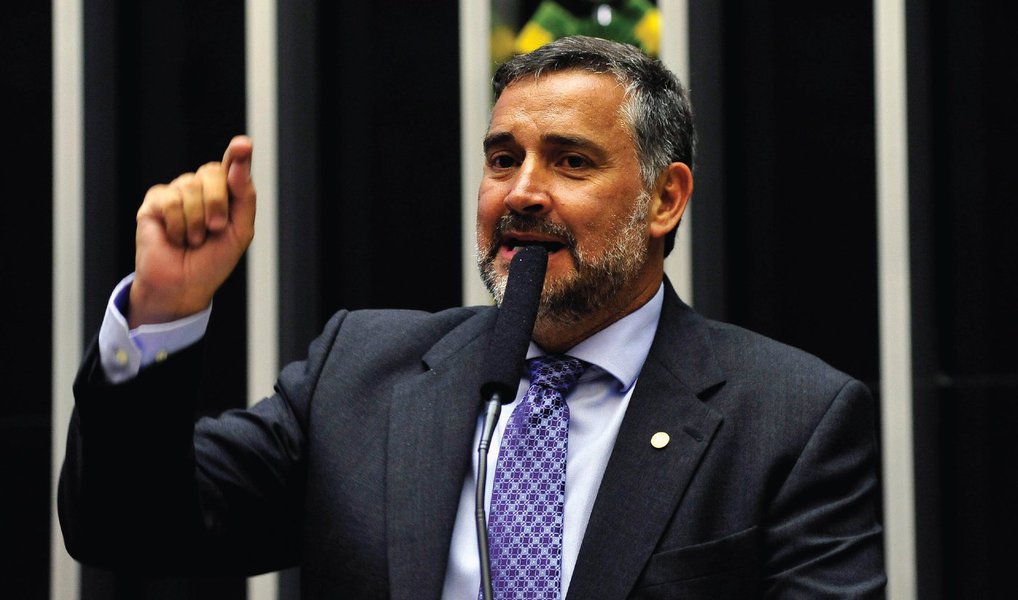 O deputado federal Paulo Pimenta (PT-RS) defendeu, nesta terça (14), que a sessão de cassação do presidente afastado da Câmara, Eduardo Cunha (PMDB-RJ), ocorra em um domingo, com votação nominal, suspensão da rodada do Campeonato Brasileiro e transmissão ao vivo pela TV Globo; "Estou pedindo que vossas excelências, que foram tão cuidadosos, que tinham tanto interesse que o Brasil acompanhasse a sessão contra Dilma, tenham a mesma conduta”, requereu (Foto: Valter Lima) O deputado federal Paulo Pimenta (PT-RS) defendeu, nesta terça (14), que a sessão de cassação do presidente afastado da Câmara, Eduardo Cunha (PMDB-RJ), ocorra em um domingo, com votação nominal, suspensão da rodada do Campeonato Brasileiro e transmissão ao vivo pela TV Globo; "Estou pedindo que vossas excelências, que foram tão cuidadosos, que tinham tanto interesse que o Brasil acompanhasse a sessão contra Dilma, tenham a mesma conduta”, requereu