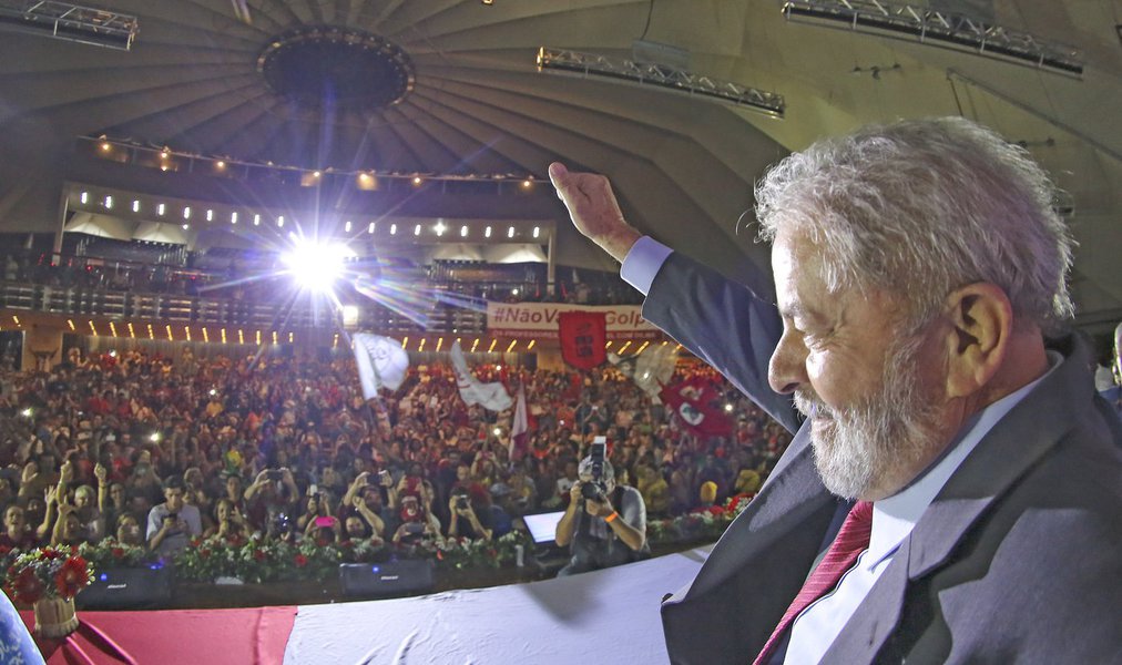 "A força-tarefa da Lava Jato se embrenhou numa armadilha. Dependendo da opção dos seus agentes, poderá abrir um capítulo de grave conflitividade social no país, e não conseguirá ficar livre da responsabilidade pela espiral de conflito e violência", avalia o colunista Jeferson Miola; "A violência fascista contra o Lula, se concretizada pela força-tarefa da Lava Jato com a cumplicidade das instâncias do Judiciário e o acobertamento da mídia dominante, mudará o padrão da luta política e do conflito social", prevê (Foto: Jeferson Miola) "A força-tarefa da Lava Jato se embrenhou numa armadilha. Dependendo da opção dos seus agentes, poderá abrir um capítulo de grave conflitividade social no país, e não conseguirá ficar livre da responsabilidade pela espiral de conflito e violência", avalia o colunista Jeferson Miola; "A violência fascista contra o Lula, se concretizada pela força-tarefa da Lava Jato com a cumplicidade das instâncias do Judiciário e o acobertamento da mídia dominante, mudará o padrão da luta política e do conflito social", prevê
