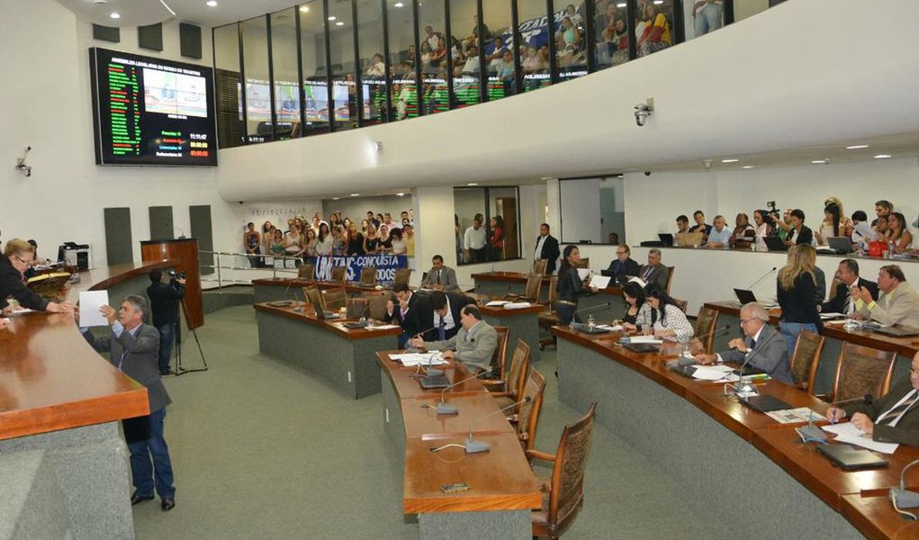 Assembleia Legislativa aprovou os Projetos de Lei que concedem o percentual de 11,08% referente a revisão geral anual na remuneração para servidores efetivos e comissionados do Tribunal de Contas do Estado (TCE) e de subsídios do Ministério Público do Estado (MPE); segundo o Ministério Público Estadual, o cálculo do reajuste foi feita com base no Índice Nacional de Preço ao Consumidor (INPC/IBGE), que é de 11,08%, percentual correspondente ao acumulado entre os meses de fevereiro de 2015 e fevereiro de 2016 (Foto: Aquiles Lins) Assembleia Legislativa aprovou os Projetos de Lei que concedem o percentual de 11,08% referente a revisão geral anual na remuneração para servidores efetivos e comissionados do Tribunal de Contas do Estado (TCE) e de subsídios do Ministério Público do Estado (MPE); segundo o Ministério Público Estadual, o cálculo do reajuste foi feita com base no Índice Nacional de Preço ao Consumidor (INPC/IBGE), que é de 11,08%, percentual correspondente ao acumulado entre os meses de fevereiro de 2015 e fevereiro de 2016