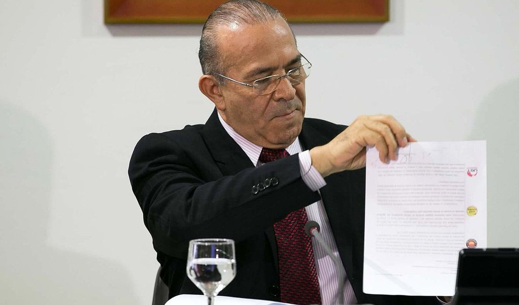Supremo encontrou um inquérito (nº 2741) aberto contra o então deputado e atual ministro da Casa Civil do governo interino Eliseu Padilha e outros deputados federais e estaduais, sobre supostas fraudes em licitação; segundo o colunista Claudio Humberto, do Diário do Poder, o inquérito que tornou Padilha investigado por “indícios de crimes” foi solicitado pelo Procurador-Geral da República e está na Superintendência de Polícia Federal do Rio Grande do Sul; o MPF também pediu o bloqueio de bens de Padilha e devolução de R$ 300 mil em uma ação de improbidade administrativa que ele afirma se tratar de um “erro” (Foto: Roberta Namour) Supremo encontrou um inquérito (nº 2741) aberto contra o então deputado e atual ministro da Casa Civil do governo interino Eliseu Padilha e outros deputados federais e estaduais, sobre supostas fraudes em licitação; segundo o colunista Claudio Humberto, do Diário do Poder, o inquérito que tornou Padilha investigado por “indícios de crimes” foi solicitado pelo Procurador-Geral da República e está na Superintendência de Polícia Federal do Rio Grande do Sul; o MPF também pediu o bloqueio de bens de Padilha e devolução de R$ 300 mil em uma ação de improbidade administrativa que ele afirma se tratar de um “erro”