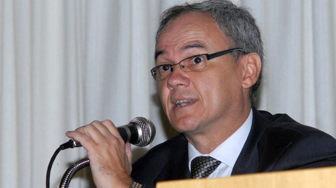 Ex-assessor especial da presidente eleita Dilma Rousseff, que foi nomeado pelo governo interino do presidente Michel Temer para um cargo com remuneração menor, Giles Azevedo pediu exoneração da subchefia de políticas governamentais da Casa Civil; ele continuará a trabalhar com Dilma, no entanto, sem remuneração; Giles teve o seu cargo extinto em maio e foi nomeado para a nova função de maneira que a gestão Temer conseguisse a liberação do cargo – que possui remuneração mais elevada – para ser ocupado por pessoas de confiança do peemedebista (Foto: Paulo Emílio) Ex-assessor especial da presidente eleita Dilma Rousseff, que foi nomeado pelo governo interino do presidente Michel Temer para um cargo com remuneração menor, Giles Azevedo pediu exoneração da subchefia de políticas governamentais da Casa Civil; ele continuará a trabalhar com Dilma, no entanto, sem remuneração; Giles teve o seu cargo extinto em maio e foi nomeado para a nova função de maneira que a gestão Temer conseguisse a liberação do cargo – que possui remuneração mais elevada – para ser ocupado por pessoas de confiança do peemedebista
